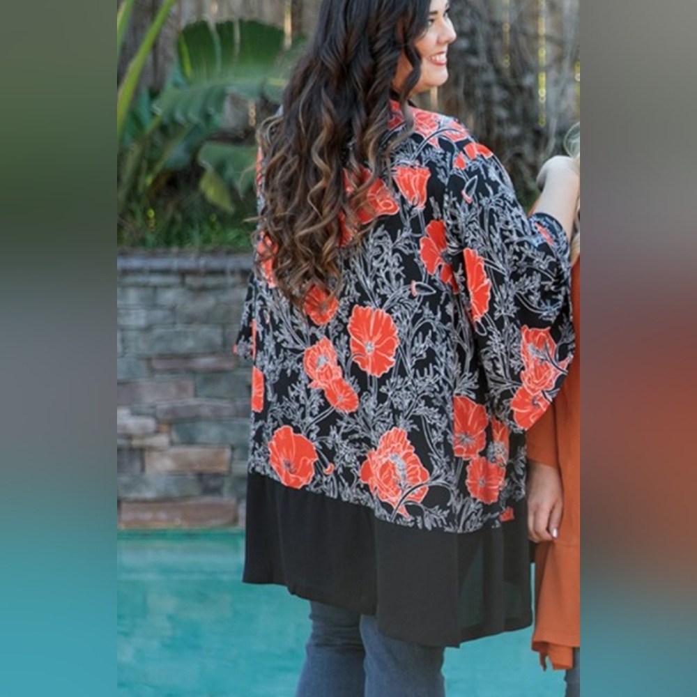 Lula Roe Aurora sz Large. Cover up. NWT